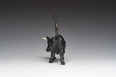 Een Frans polychroom koud beschilderd bronzen model van een stier, 19de/20ste eeuw