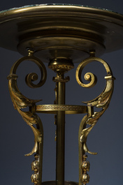 Een Franse Napoleon III-stijl verguld bronzen driepotig bijzettafel op een zwarte marmeren basis en met een groen marmeren bovenblad, begin 20ste eeuw