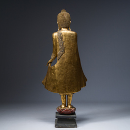 Een Thaise ingelegd verguld houten figuur van een staande Boeddha, 20ste eeuw