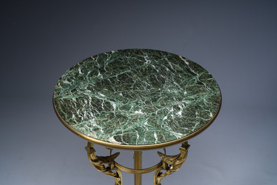 Een Franse Napoleon III-stijl verguld bronzen driepotig bijzettafel op een zwarte marmeren basis en met een groen marmeren bovenblad, begin 20ste eeuw