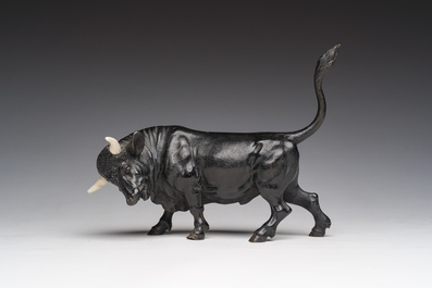 Een Frans polychroom koud beschilderd bronzen model van een stier, 19de/20ste eeuw