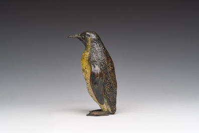 Een Weens polychroom koud beschilderd bronzen model van een pingu&iuml;n, 19de/20ste eeuw