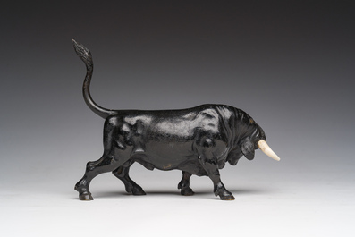 Een Frans polychroom koud beschilderd bronzen model van een stier, 19de/20ste eeuw