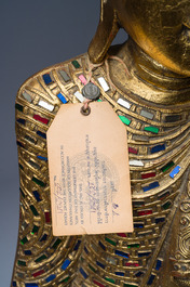 Een Thaise ingelegd verguld houten figuur van een staande Boeddha, 20ste eeuw