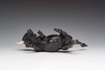 Een Frans polychroom koud beschilderd bronzen model van een stier, 19de/20ste eeuw