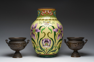 Een Sarreguemines art-nouveauvaas met gele fondkleur en floraal decor en een paar gepatineerd bronzen coupes met reli&euml;fdecor van nimfen, 20ste eeuw