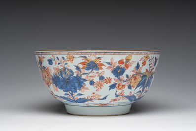 A Chinese Imari style bowl with floral design, Qianlong/Jiaqing