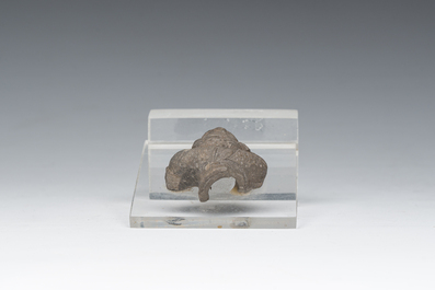 Een Romeins terracotta fragment van een fles met een hoofd in reli&euml;f, vermoedelijk 1ste/3de eeuw