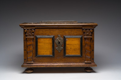 Een Duitse deels ge&euml;boniseerde houten (gilde)koffer met Salomonische zuilen en smeedijzeren monturen, 17de/18de eeuw
