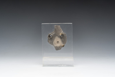 Een Romeins terracotta fragment van een fles met een hoofd in reli&euml;f, vermoedelijk 1ste/3de eeuw