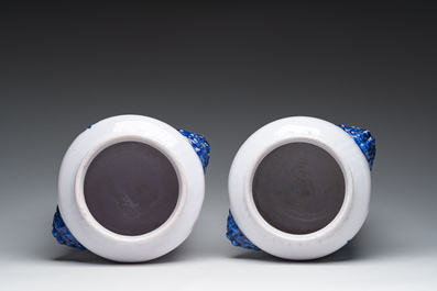 Twee grote Brusselse blauw-witte 'Tabac d'Harlebeke' en 'Tabac de Menin' tabakspotten in aardewerk met een koperen deksel, 19de eeuw