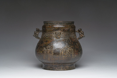 Een Chinese bronzen vaas met inscripties, Qing