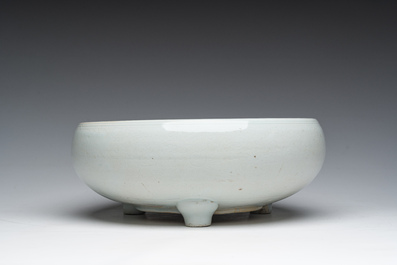 Een Chinese monochroom witte driepotige wierookbrander met onderglazuur decor, 19de eeuw