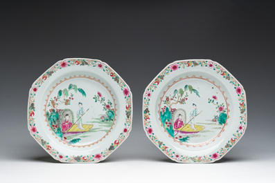 Twee octogonale Chinese famille rose borden met een geanimeerde sc&egrave;ne, Qianlong
