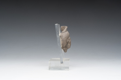 Een Romeins terracotta fragment van een fles met een hoofd in reli&euml;f, vermoedelijk 1ste/3de eeuw