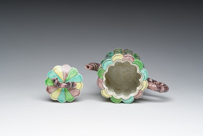 Een bamboevormige Chinese famille verte theepot met deksel met floraal decor, Kangxi