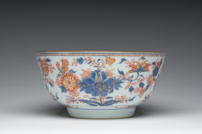 A Chinese Imari style bowl with floral design, Qianlong/Jiaqing