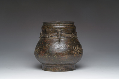Een Chinese bronzen vaas met inscripties, Qing