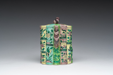 Een bamboevormige Chinese famille verte theepot met deksel met floraal decor, Kangxi