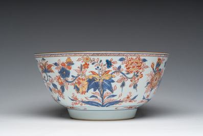 A Chinese Imari style bowl with floral design, Qianlong/Jiaqing