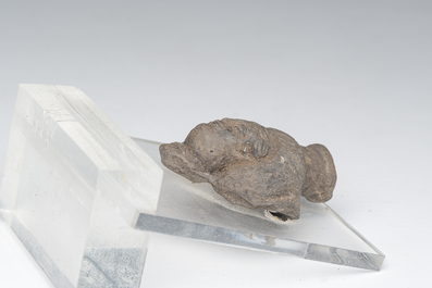 Een Romeins terracotta fragment van een fles met een hoofd in reli&euml;f, vermoedelijk 1ste/3de eeuw