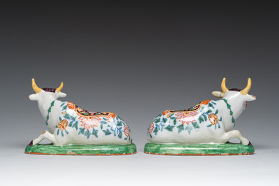 Een paar polychrome liggende koeien in Delftse stijl, Desvres, Frankrijk, 19de eeuw