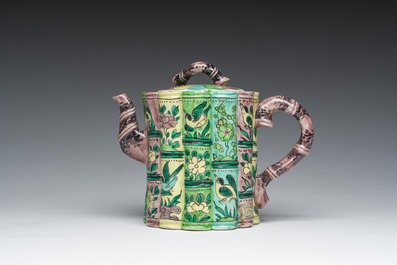 Een bamboevormige Chinese famille verte theepot met deksel met floraal decor, Kangxi