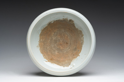 Een Chinese monochroom witte driepotige wierookbrander met onderglazuur decor, 19de eeuw