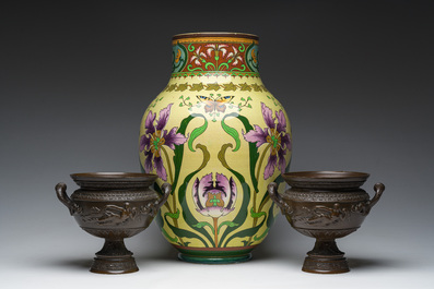 Een Sarreguemines art-nouveauvaas met gele fondkleur en floraal decor en een paar gepatineerd bronzen coupes met reli&euml;fdecor van nimfen, 20ste eeuw