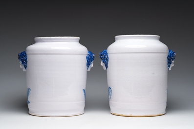 Twee grote Brusselse blauw-witte 'Tabac d'Harlebeke' en 'Tabac de Menin' tabakspotten in aardewerk met een koperen deksel, 19de eeuw