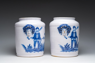 Twee grote Brusselse blauw-witte 'Tabac d'Harlebeke' en 'Tabac de Menin' tabakspotten in aardewerk met een koperen deksel, 19de eeuw
