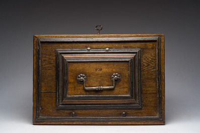 Een Duitse deels ge&euml;boniseerde houten (gilde)koffer met Salomonische zuilen en smeedijzeren monturen, 17de/18de eeuw