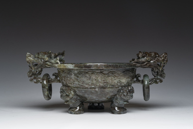 Een Chinese driepotige wierookbrander in groene jade met drakenkoppen, 20ste eeuw