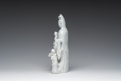 Een Chinese Dehua blanc de Chine figuur van Guanyin met dienaars, 19de eeuw
