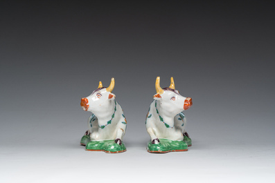 Een paar polychrome liggende koeien in Delftse stijl, Desvres, Frankrijk, 19de eeuw