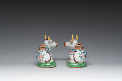 Een paar polychrome liggende koeien in Delftse stijl, Desvres, Frankrijk, 19de eeuw