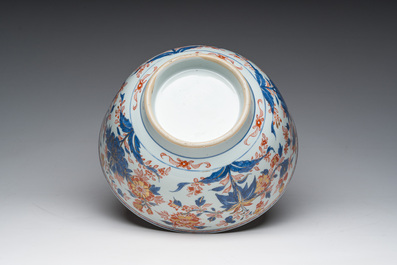 A Chinese Imari style bowl with floral design, Qianlong/Jiaqing