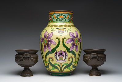 Een Sarreguemines art-nouveauvaas met gele fondkleur en floraal decor en een paar gepatineerd bronzen coupes met reli&euml;fdecor van nimfen, 20ste eeuw