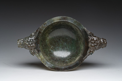 Een Chinese driepotige wierookbrander in groene jade met drakenkoppen, 20ste eeuw