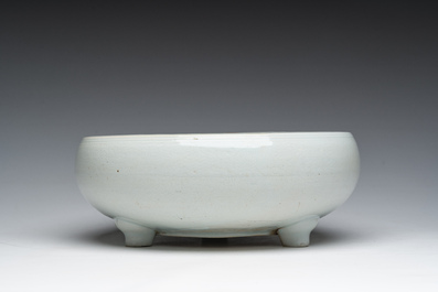 Een Chinese monochroom witte driepotige wierookbrander met onderglazuur decor, 19de eeuw