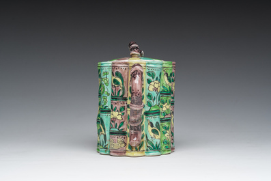 Een bamboevormige Chinese famille verte theepot met deksel met floraal decor, Kangxi