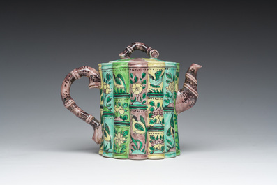 Een bamboevormige Chinese famille verte theepot met deksel met floraal decor, Kangxi