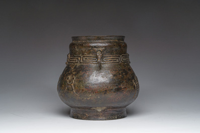 Een Chinese bronzen vaas met inscripties, Qing