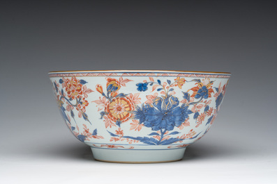 A Chinese Imari style bowl with floral design, Qianlong/Jiaqing