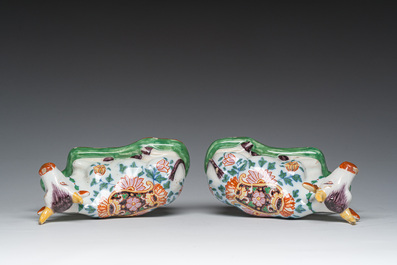Een paar polychrome liggende koeien in Delftse stijl, Desvres, Frankrijk, 19de eeuw