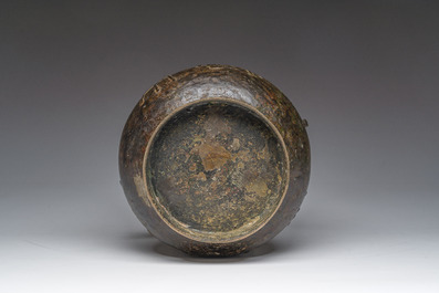Een Chinese bronzen vaas met inscripties, Qing