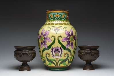 Een Sarreguemines art-nouveauvaas met gele fondkleur en floraal decor en een paar gepatineerd bronzen coupes met reli&euml;fdecor van nimfen, 20ste eeuw