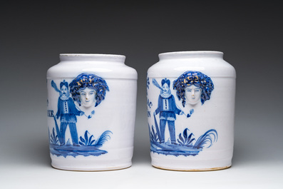 Twee grote Brusselse blauw-witte 'Tabac d'Harlebeke' en 'Tabac de Menin' tabakspotten in aardewerk met een koperen deksel, 19de eeuw