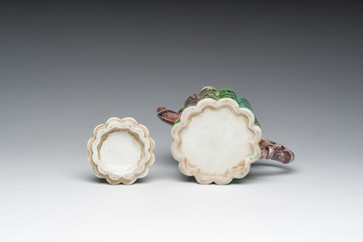Een bamboevormige Chinese famille verte theepot met deksel met floraal decor, Kangxi