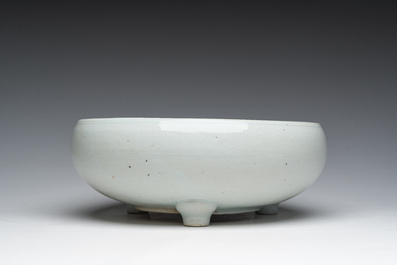 Een Chinese monochroom witte driepotige wierookbrander met onderglazuur decor, 19de eeuw